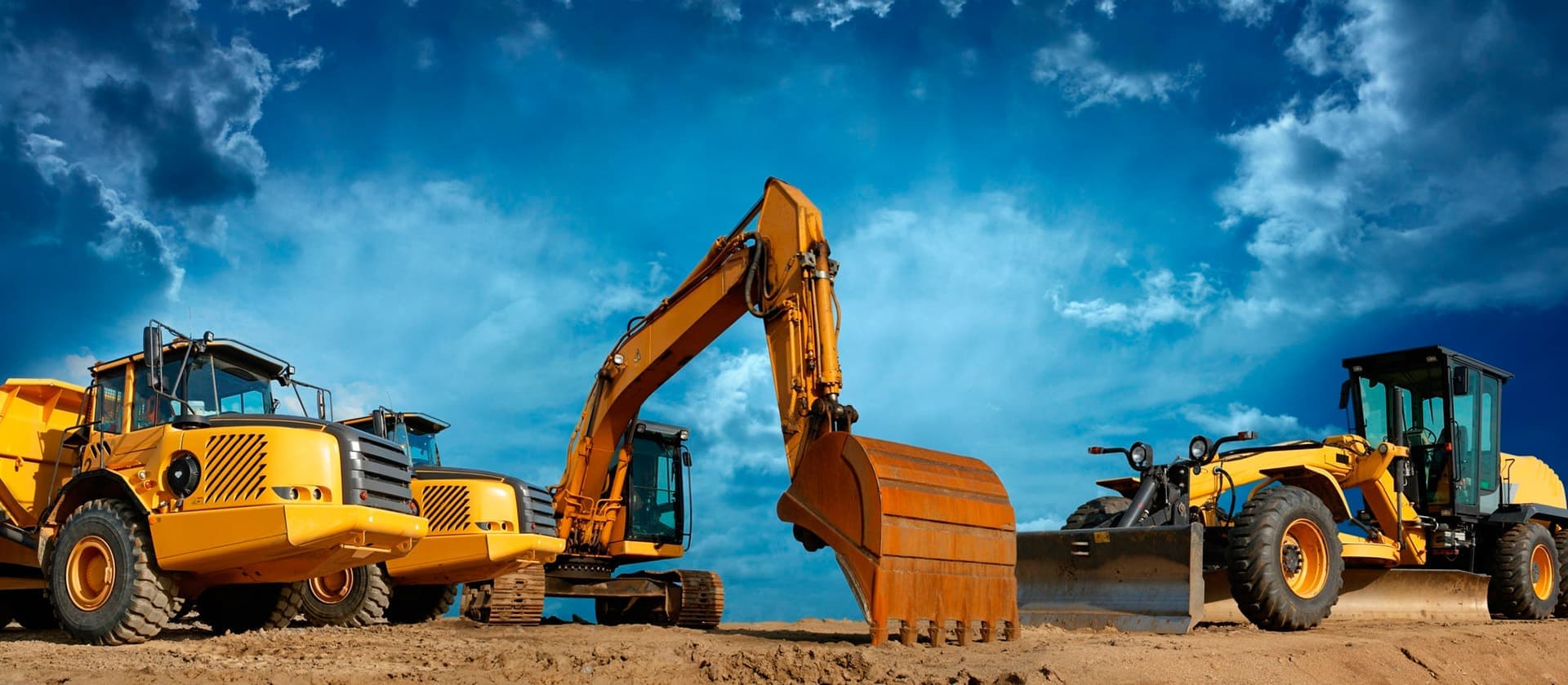 Engins de chantier sous un ciel bleu
