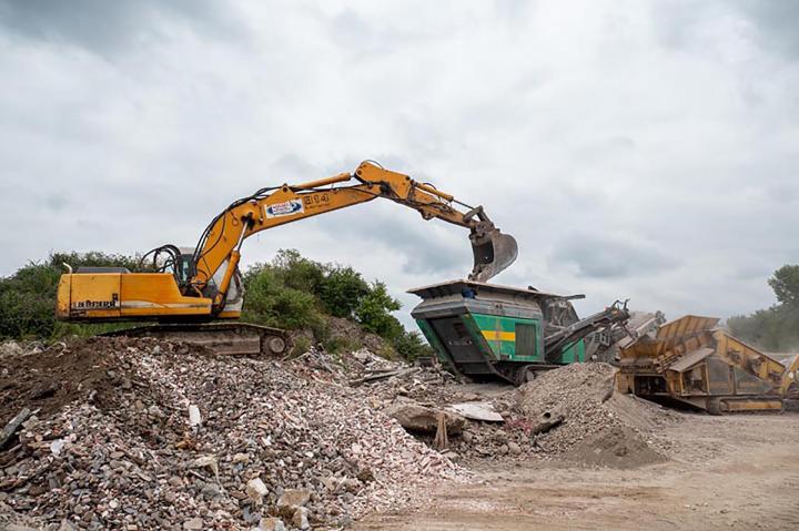 Pelle mécanique sur un chantier de démolition