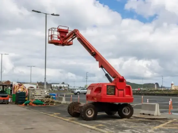 Nacelle élévatrice articulée rouge