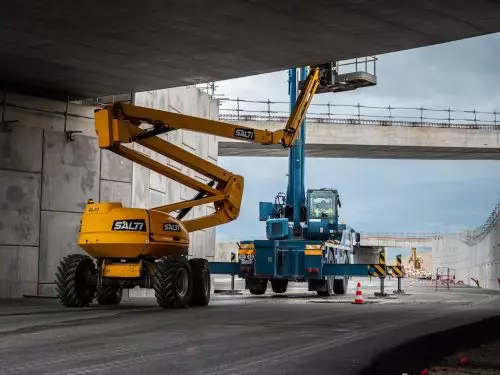 Nacelle élévatrice télescopique sous un pont