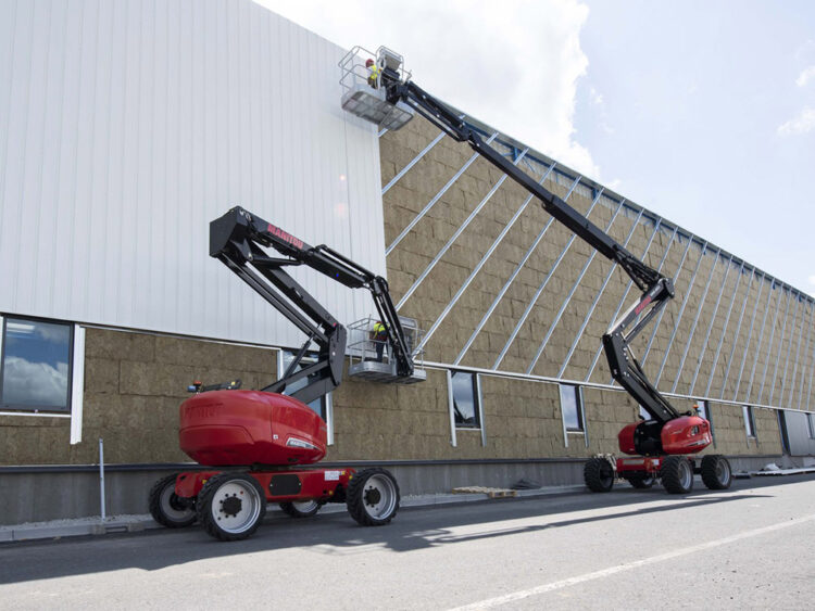 Nacelle élévatrice articulée le long d'un bâtiment